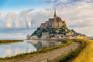 BÍ MẬT ĐẰNG SAU MONT SAINT MICHEL - VÌ SAO NƠI ĐÂY ĐƯỢC VÍ NHƯ KỲ QUAN GIỮA BIỂN