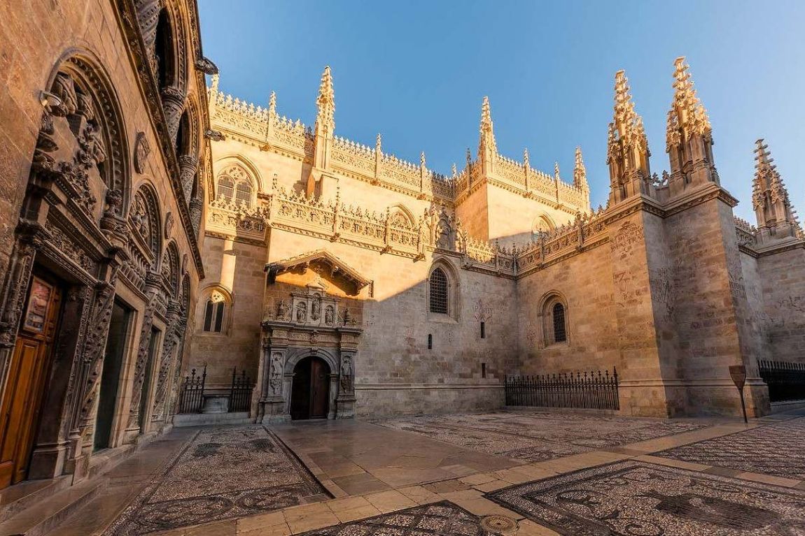 Granada Tay Ban Nha - Mặt ngoài Nhà nguyện Hoàng gia