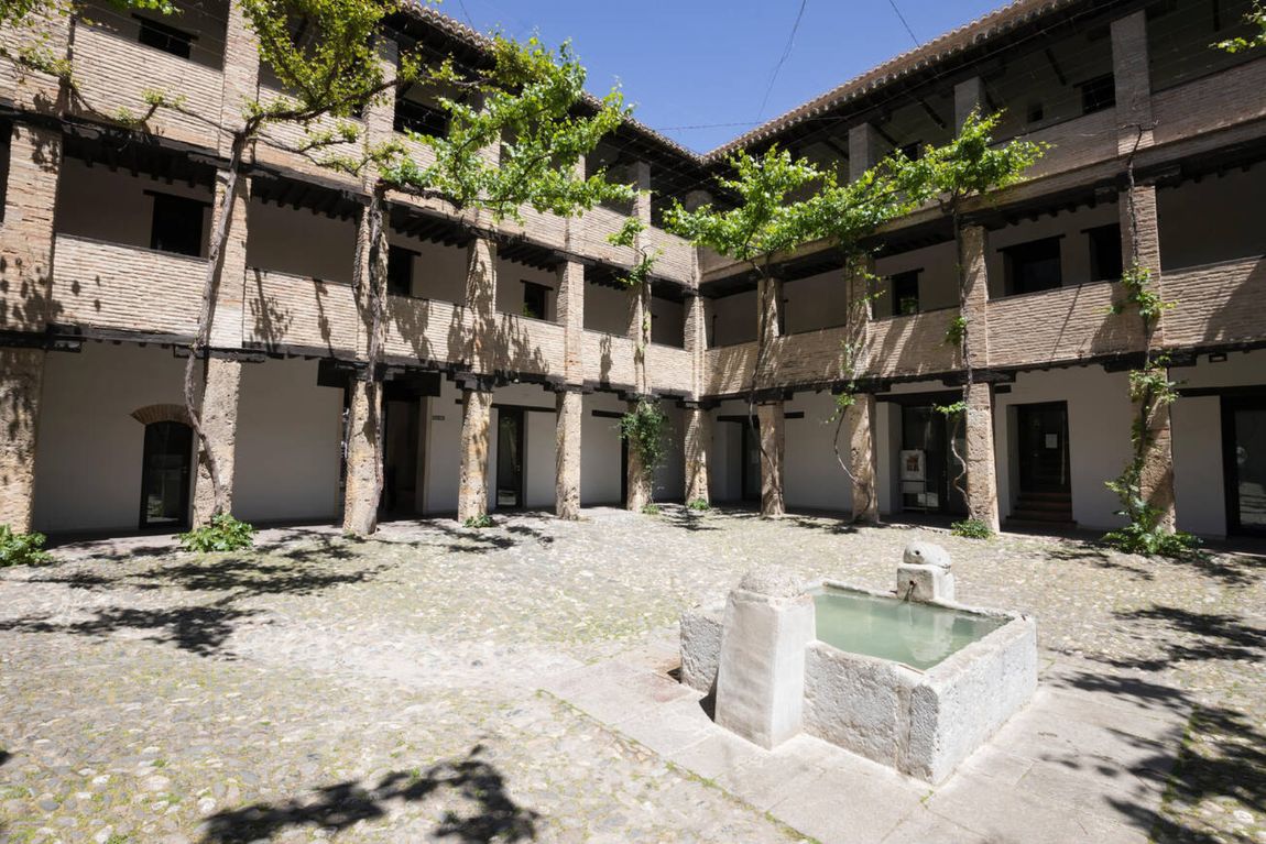Granada Tay Ban Nha - Sân trong Corral del Carbón