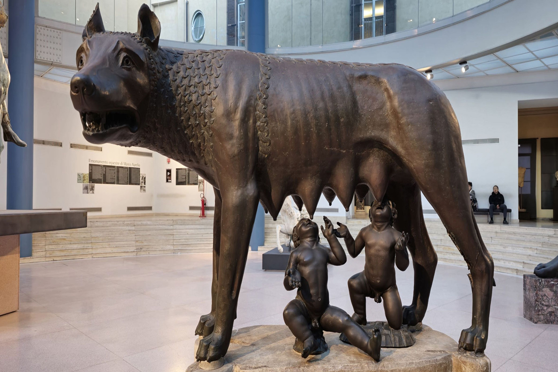 Rome - Hai đứa trẻ bú sữa con sói cái
