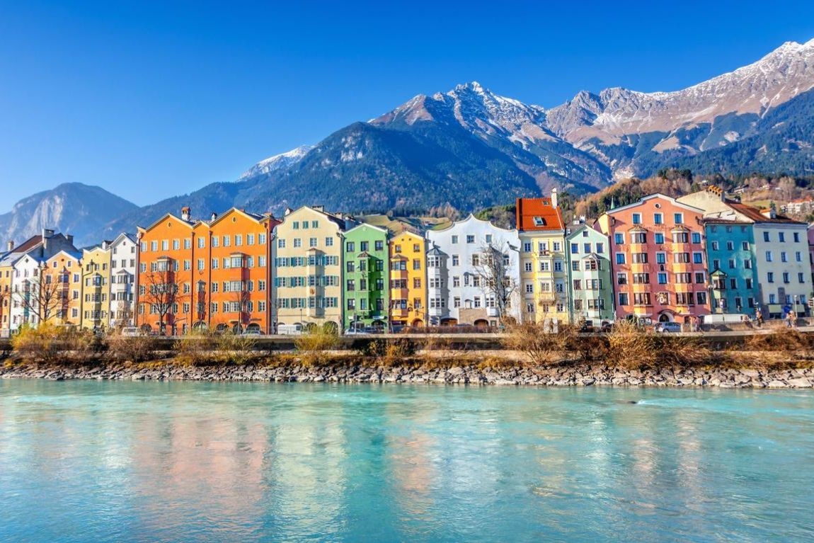 Áo - Một dãy các tòa nhà đầy màu sắc ở Phố cổ Innsbruck