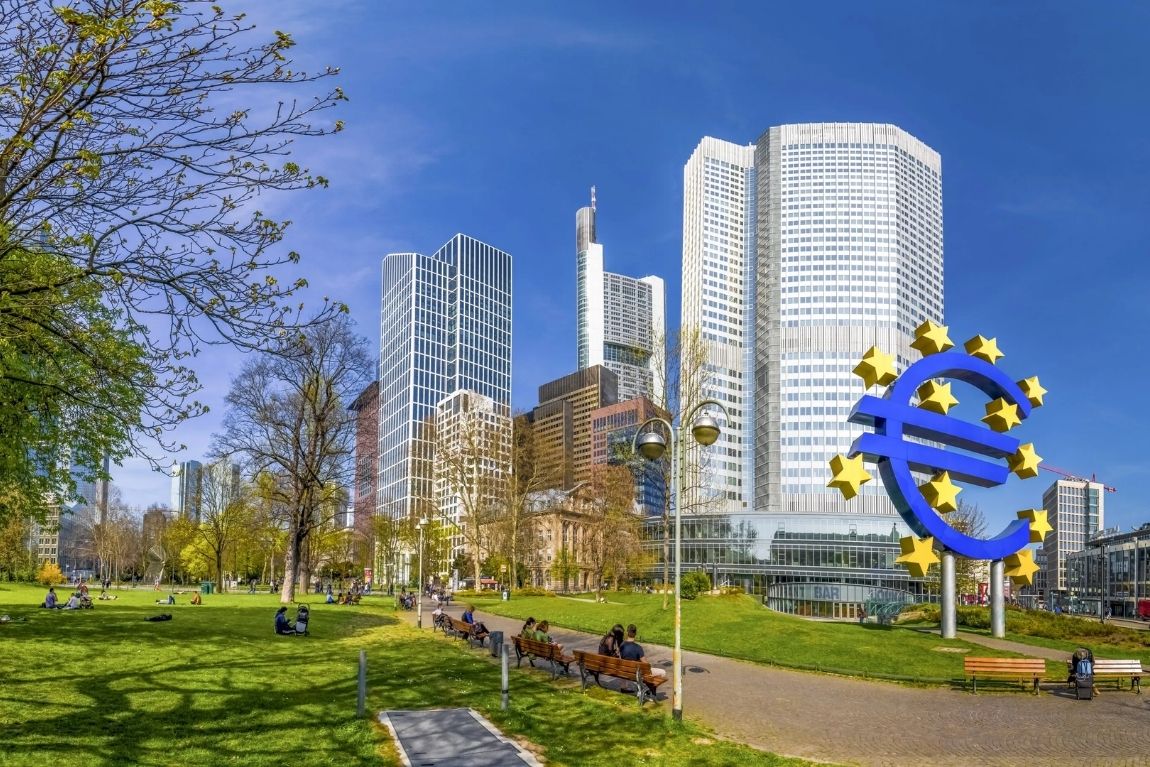 Frankfurt - Biểu tượng đồng Euro trước trụ sở Ngân hàng Trung ương Châu Âu