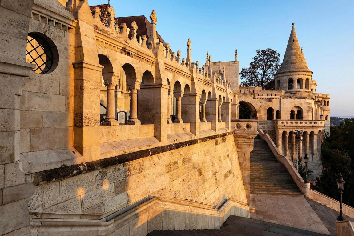 Hungary - Hành lang đá vòm cung, cầu thang cổ kính theo kiến trúc Tân Roman của Pháo đài