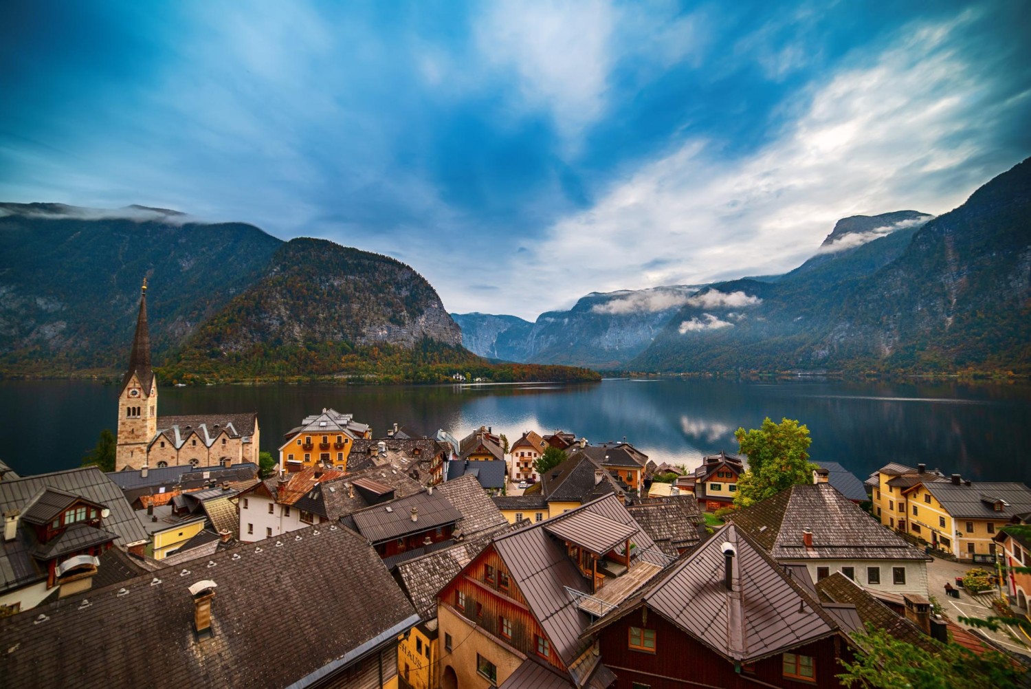 những ngôi nhà gỗ cổ bên hồ Hallstatt